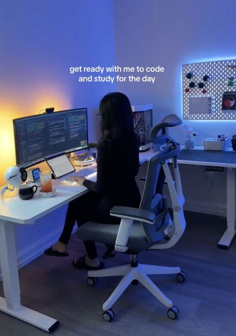 Women Software Engineer, Software Engineer Workspace, Computer Science Desk Setup, Programmer Setup Desk, Software Engineer Setup, Girls Who Code Aesthetic, Programmer Girl Aesthetic, Tech Girl Aesthetic, Women In Tech Aesthetic