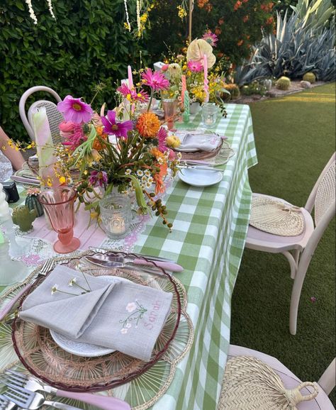 Checkered Table Cloth Decor, Summer Garden Party Tablescape, Garden Party Cottagecore, Flower Brunch Ideas, Garden Party Asthetics, 21st Birthday Garden Party Ideas, Cottage Core Garden Party, Summer Garden Dinner Party, Cottage Core Party Decor