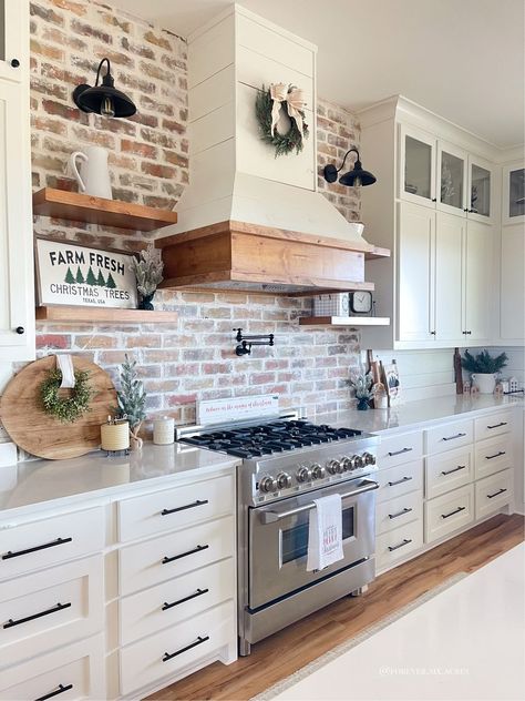 Brick Kitchen, Farmhouse Kitchen Design, Kitchen Farmhouse, Modern Farmhouse Kitchens, Kitchen Redo, Kitchen Remodel Idea, White Cabinets, Ideas Kitchen, Kitchen Style