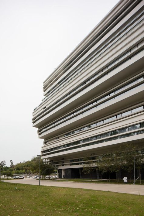 herzog & de meuron's monumental SUMC building rises over shantou, china Luxury Powder Room, Factory Building, Passive Solar, Coastal Cities, Building Facade, Medical University, University Campus, Medical College, Architecture Building