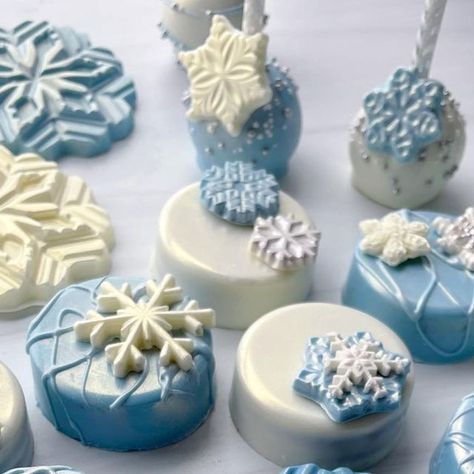 Winter Wonderland Candy Apples, Winter Wonderland Snacks, Frozen Oreos, Winter Wonderland Treats, Dipped Oreos Christmas, Winter Wonderland Dessert Table, Winter Themed Desserts, Frozen Dessert Table, Winter Wonderland Sweet 16