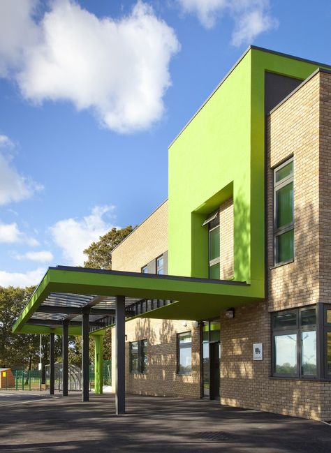 Mid-Sussex Special School / Re-Format Architects. Woodlands Meed Special School is a recently completed, £15 million development designed by Re-Format. The two-storey school and nursery provides over 140 places for 2-14 year olds School Exterior, Educational Architecture, School Building Design, School Entrance, Entry Ideas, Kindergarten Design, School Interior, Green Walls, Entrance Design