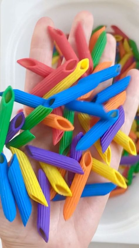 abcdeelearning on Instagram: Painted Pasta 🎨 save this simple way to paint pasta! 🎨Just use acrylic paint! Add it to a cup of dry pasta noodles in a bag and shake!… Dyed Pasta, Painted Pasta, Dry Pasta, Sensory Art, Baby Learning Activities, Baby Activities, Preschool Art Activities, Daycare Crafts, Pasta Noodles