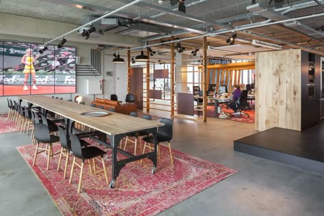 Workspaces Design, Warehouse Office Design, Interior Design Styles Guide, Cheap Office Furniture, Startup Office, Warehouse Office, Cool Office Space, Industrial Office Design, Furniture Business