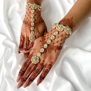 Indian Hand Jewelry, Vintage Indian Jewelry, New Winter Collection, Bridal Jewelry Sets Brides, Kundan Jewellery Bridal, Indian Bridal Jewelry Sets, Antique Jewellery Designs, Celebrity Pics, Fancy Jewellery Designs