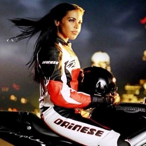 Aaliyah Singer, Aaliyah 90s, Rip Aaliyah, Aaliyah Pictures, Aaliyah Dana Haughton, Aaliyah Style, Motorcycle Suit, Aaliyah Haughton, Black Nail Polish