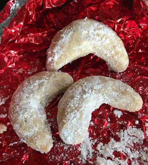 Almond Crescents are holiday cookies made with a can of almond filling and almond extract. They have a strong almond flavor. Meltaways Cookies, Almond Crescent Cookies Recipes, Mexican Wedding Cake Recipe, Pecan Meltaways, Almond Sweets, Mexican Wedding Cake Cookies, Vanilla Meringue Cookies, Almond Crescent Cookies, Unique Christmas Cookies