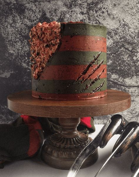 Horror Theme Birthday Cake, Nightmare On Elm Street Cake, Creepy Halloween Cakes, Scary Cake Ideas, Creepy Birthday Cake, Freddy Krueger Cake, Diy Halloween Cake, Halloween Cake Decorating Ideas, Creepy Birthday