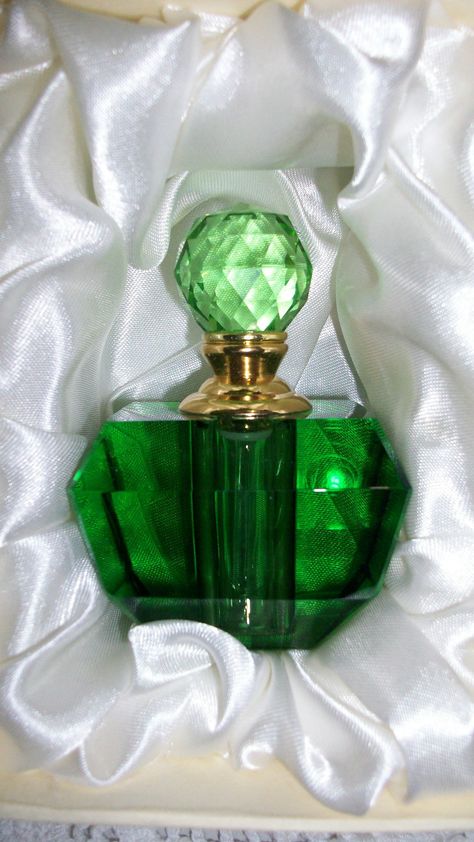 Lovely green glass perfume bottle. ❦❧ ༻♡༻ ღ☀☀ღ‿ ❀♥♥ 。＼｜／ 。☆ ♥♥ »✿❤❤✿« ☆ ☆ ◦ ● ◦ ჱ ܓ ჱ ᴀ ρᴇᴀcᴇғυʟ ρᴀʀᴀᴅısᴇ ��ჱ ܓ ჱ ✿⊱╮ ♡ ❊ ** Buona giornata ** ❊ ~ ❤✿❤ ♫ ♥ X ღɱɧღ ❤ ~ Th 16th April 2015 Perfumes Bottles, Green Perfume, Pretty Perfume Bottles, Yennefer Of Vengerberg, Green Things, Beautiful Perfume Bottle, Antique Perfume Bottles, Glas Art, Beautiful Perfume