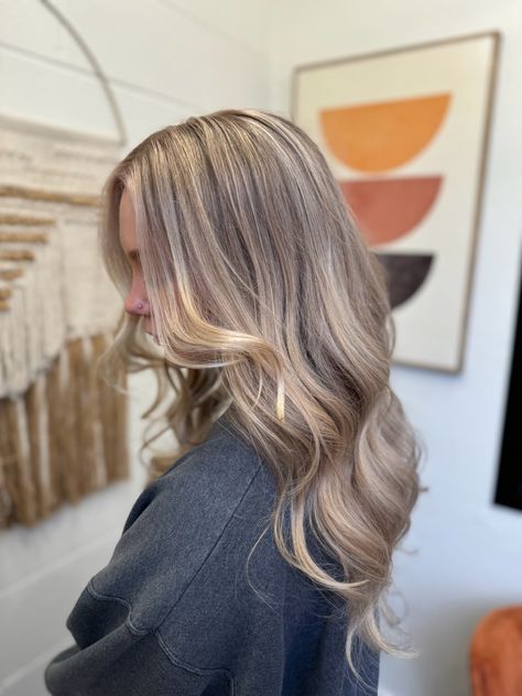 Ashy blonde w/root smudge Root Smudge Blonde, Root Smudge, Ashy Blonde, Hair Inspo, Blonde, Hair