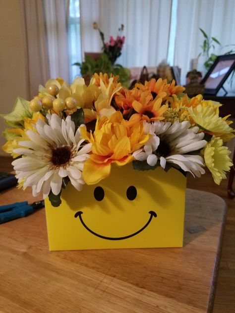 Put a smile on someones face with this bright smiley face basket full of cheerful sunflowers. You can see this and more at basketsnjoy.com Smiley Face Centerpieces, Gabby Birthday, 100th Day Of School Crafts, 6 Birthday, Half Birthday, 100th Day Of School, Party Centerpieces, Appreciation Gifts, Girls Birthday