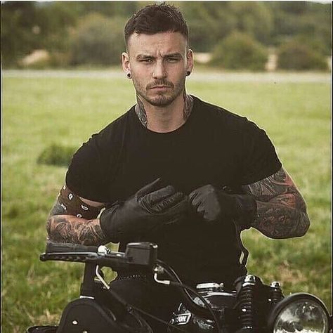 ✂️Hairstyle For Gents✂️ en Instagram: “Check out his hairstyles Follow us @hairstyle_guys 👈 --------------------------- Credits 📷: @evswift --------------------------- Turn on…” Motorcycle Hairstyles, Hot Biker Guys, Motorcycle Men, Bike Photoshoot, Biker Boys, Biker Men, Beard Tattoo, Inked Men, Motorcycle Riders