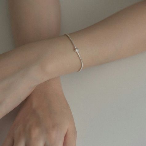 Silver Hand Accessories, Korean Style Bracelet, Korean Jewelry Bracelets, Minimalist Accessories Aesthetic, Aesthetic Korean Jewelry, Korean Bracelet Aesthetic, Hand Jewelry Rings Bracelets, Korean Jewelry Aesthetic, Korean Accessories Aesthetic