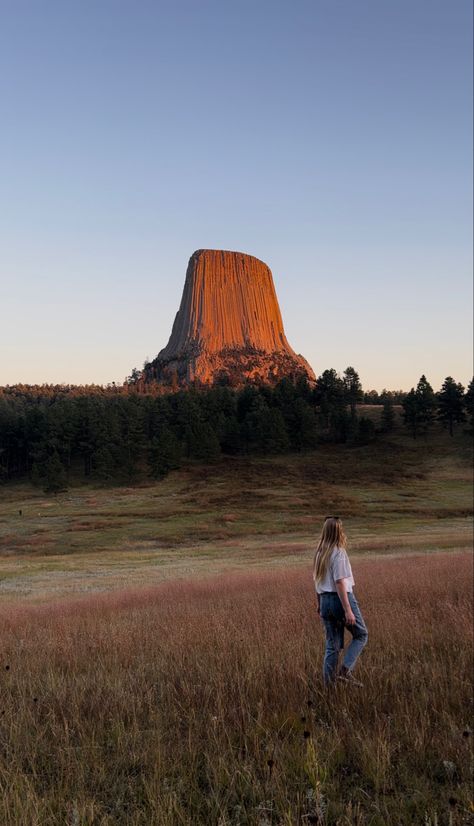 Montana Instagram Pictures, Mountain Road Trip Aesthetic, Wyoming Instagram Pictures, Moab Instagram Pictures, Wyoming Aesthetic, Wyoming Summer, Devils Tower Wyoming, Inspi Outfit, Cowgirl Summer