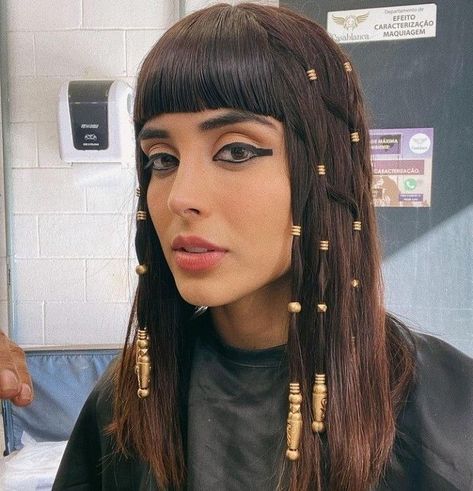 Egyptian Haircut, Egyptian Makeup Goddesses, Ancient Egyptian Hairstyles, Ancient Egyptian Makeup, Egyptian Wig, Egyptian Make Up, Cleopatra Hair, Egypt Makeup, Egyptian Headpiece