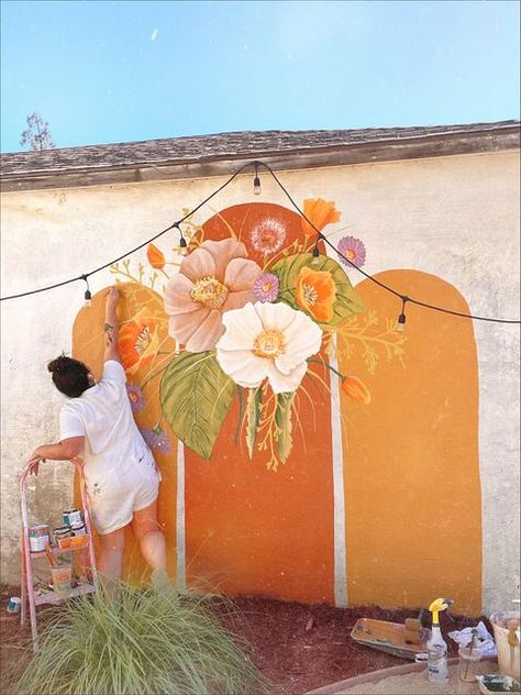 Tex Mex Interior Design, Murals On Houses Exterior, Wall Painted Flowers, Indoor Murals Paintings, Backyard Wall Painting Ideas, Flower Mural Outdoor, Painted Flowers On Wall, Wall Painting Outdoor, Painted Garden Wall