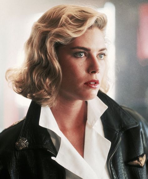 Kelly Mcgillis 80s, Kelly Mcgillis, Hair Halo, Rachel Ward, Small Nose, Star Actress, Woman Loving Woman, Female Pilot, Playing With Hair