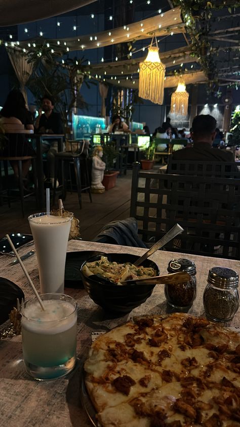 Cafe Delhi Snapchat, Birthday In Cafe, In Cafe Aesthetic, Delhi Night Life, Delhi Night, Coffee Snapchat, Delhi Restaurants, Movie Night Photography, Restaurant Inspired Recipes