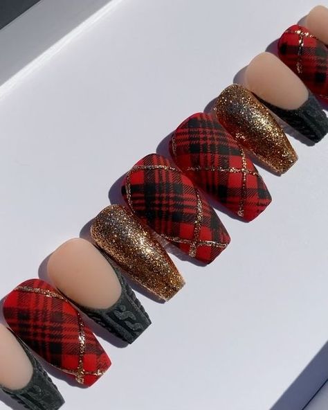 Tartan Christmas Nails, Tartan Nails, Luxury Press On Nails, Tartan Christmas, Gold And Red, Red Tartan, Holiday Nails, Christmas Nails, Nail Tips