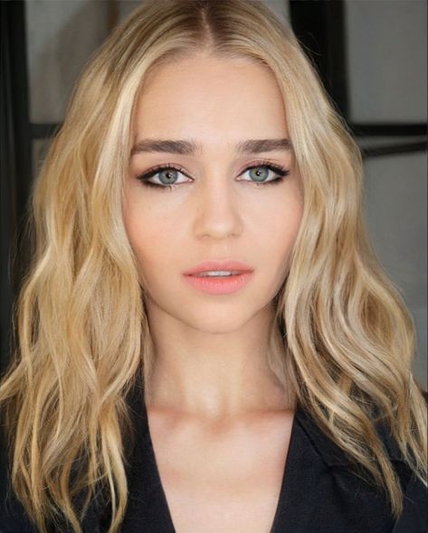 Emilia Clarke Eyebrows, Emelia Clarke Blonde, Emilia Clarke Blonde Hair, Blonde Actresses In Their 20s, Blonde Vs Brunette, Types Of Eyebrows, Emilia Clarke Daenerys Targaryen, Blonde Actresses, Middle Aged Women