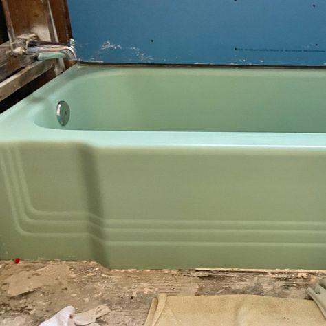 Green Tub Bathroom Ideas, Tiny Mid Century Bathroom, Green Mcm Bathroom, Mid Century Modern Bathrooms, Green Bathtub Bathroom Ideas, Mcm Bathtub, Midcentury Modern Bathtub, Mid Century Modern Bathroom Bathtub, Mid Modern Bathroom