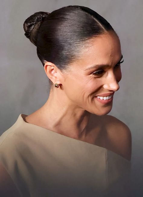 hair, hairstyles, elegant hairstyle, timeless hairstyle Sleek Bridal Hair, Sleek Wedding Hair, Messy Bun Styles, Sleek Buns, Sleek Bun Hairstyles, Timeless Hairstyles, Long And Short Hair, Elegant Bun, Sophisticated Hairstyles