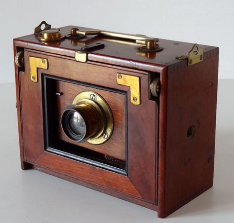 Diy Pinhole Camera, Camera Diy, Fotocamere Vintage, Vintage Polaroid Camera, Pinhole Photography, Camera Collection, Large Format Camera, Diy Camera, Antique Cameras