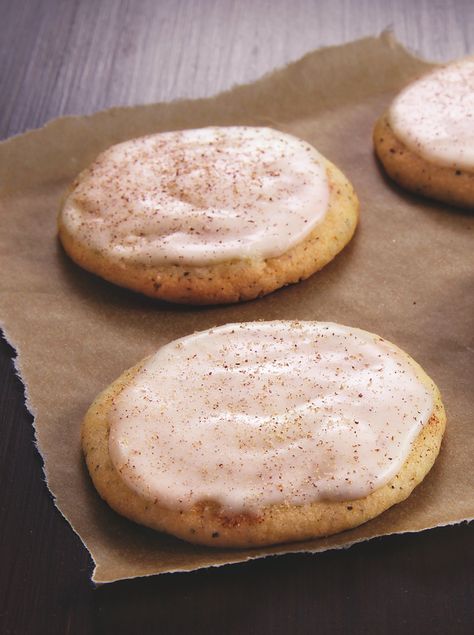 Betty's sugar cookies infused with chai and glazed with nutmeg spiced eggnog buttercream--sign us up! Betty member says, "They're even better the next day. The eggnog gives it a real festive flavor perfect for the holidays!" Egg Nog Cookies Recipe, Chai Cookies, Betty Crocker Sugar Cookies, Eggnog Cookies, Spiced Chai, Semi Homemade, Tea Cookies, Christmas Sugar Cookies, Cookie Mix