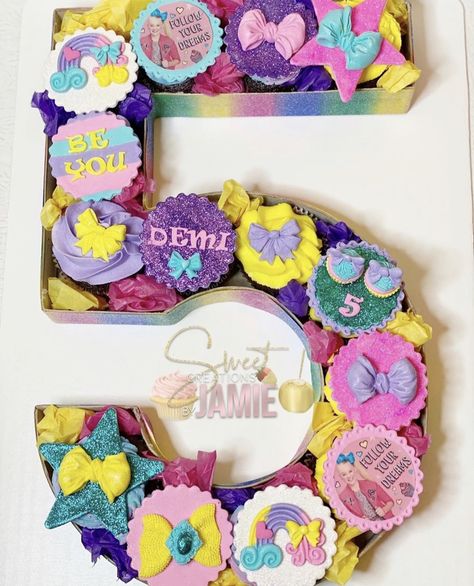 6th Birthday Cupcakes Girl, Jojo Siwa Cupcakes, Jojo Siwa Cupcake Ideas, Jojo Siwa Cakes, Jojo Siwa Birthday Cupcakes, Diy Jojo Siwa Cake, Jojo Siwa Cake Topper, Jojo Siwa Birthday Cake, Monogram Cupcakes