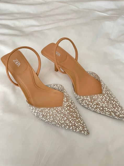 Classy Slippers, Elegant Shoes Flat, Chic Dress Classy, Fashion Shoes Heels, African Print Dress Designs, Cute Shoes Heels, Elegant Shoes, Graduation Outfit, Glass Slipper