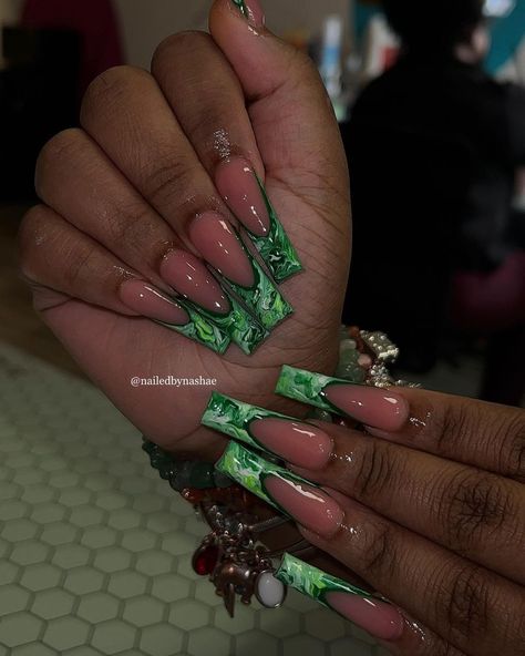 Red And Green Short Nails, Alligator Nails Designs, Long Square Acrylic Nails Fall, Black And Green Nails Acrylic, Fall Nails Olive Green, Nail Inspiration Green, Dark Green Acrylic Nails, Green Autumn Nails, Green And Orange Nails