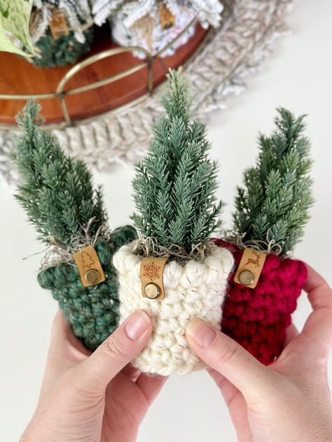 Mini Crochet Planter Cover Pattern | Simply Made by Erin Crochet Planter Cover, Crochet Planter, Crochet Towel Holders, Planter Cover, Leather Tags, Crochet Christmas Gifts, Crochet Xmas, Crochet Towel, Crochet Christmas Trees