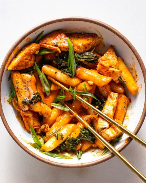 Honey Butter Tteokbokki, Korean Tteokbokki Recipe, Korean Tteokbokki, Justine Doiron, Tteokbokki Recipe, Baked Chicken Casserole, Chicken Casseroles, Korean Street Food, Korean Recipes