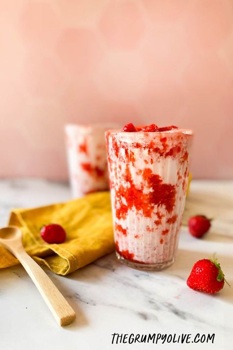 This delicious fresh Korean strawberry milk recipe. This quick Korean drink recipe it's a staple that you see in shows and cafes and that you can now make at home. This Korean strawberry milk only requires three ingredients and a few minutes to make! Learn how to make this quick Korean strawberry milk recipe now on the blog! Homemade Strawberry Milk, Milk And Strawberry, Strawberry Milk Recipe Korean, Fresh Strawberry Milk, Korean Drinks Recipe, Strawberry Yakult Drink Recipe, Boba Smoothie, Melon Milk, Korean Drinks