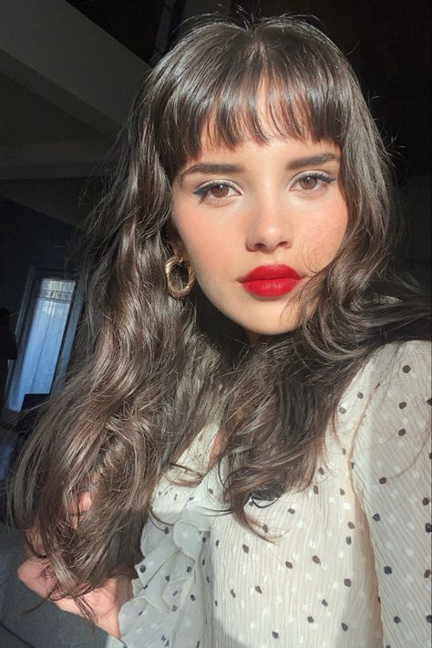 French Makeup Look Aesthetic, Paris Makeup French Beauty, Amelie Makeup, French Makeup Aesthetic, French Makeup Look Natural, Parisienne Makeup, Parisienne Hairstyle, French Red Lip, Parisian Nails