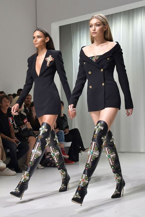 What Is Happening At Milan Fashion Week In Pictures | British Vogue Gigi 2, Versace Runway, Boss Ladies, Model Runway, Runway Fashion Couture, Runway Outfits, Gorgeous Outfits, Model Lifestyle, Model Inspo