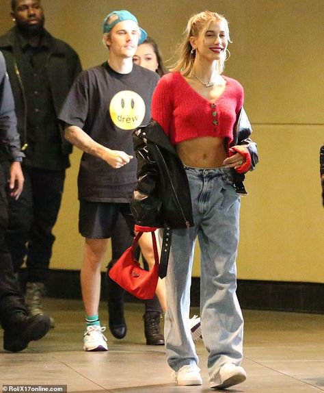 Romantic duo: Justin Bieber and wife Hailey were snapped on a romantic Valentine's outing ... Red Prada Bag Outfit, Hailey Bieber Paparazzi, Justin And Hailey Bieber Iconic Outfits, Justin And Hailey Bieber Street Style, Baggy Jeans Hailey Bieber, Red Bag Outfit, Hailey And Justin Paparazzi, Sneakers Street Style, White Leather Sneakers