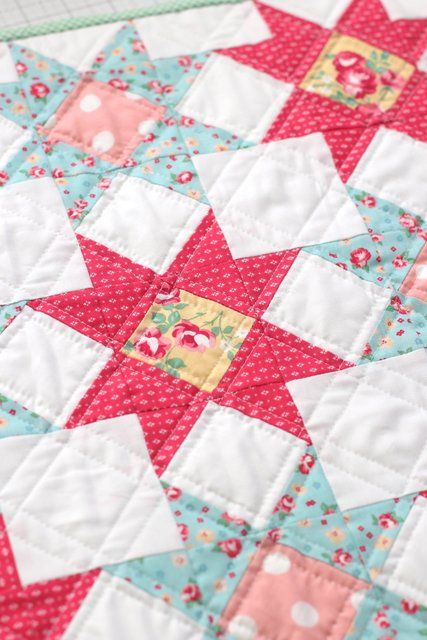 Four Fabric Quilts, Star Quilts Patterns, Easy Beginner Quilts, Easy Star Quilt Pattern, Shimmer Quilts Free Pattern, Free Star Quilt Patterns, Mini Quilt Blocks Free Pattern, Quilt Table Toppers, Charm Pack Star Quilt