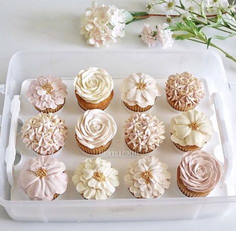 These are some gorgeous floral cupcakes! They would be a hit at your floral baby shower, love the neutral shades! Cupcakes Design, Bridal Shower Cupcakes, Cupcakes Decorados, Floral Cupcakes, Cheesecake Cupcakes, Cupcake Designs, Shower Cupcakes, Flower Cupcakes, Buttercream Flowers