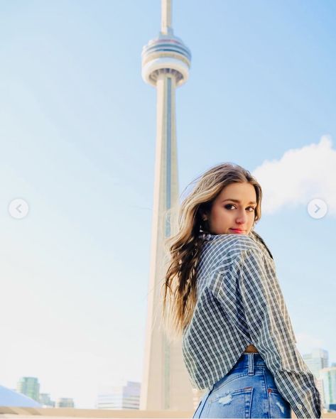 Toronto Pictures, Toronto Canada Travel, Toronto Photography, Toronto Photos, Travel Pose, Portrait Photoshoot, Pic Pose, Classy Aesthetic, White Aesthetic