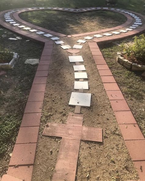 Beautiful Garden Pathways, Front Yard Statue Ideas, Rancho Decorations, Virgin Mary Statue Garden, Mary Shrine, Marian Garden, Mary Garden, Sacred Garden, Prayer Garden