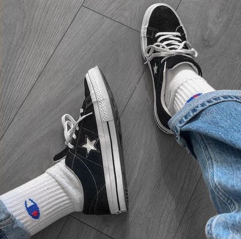 @uglycoats Ada Shelby, How To Wear Converse, Highsnobiety Fashion, Converse Outfits, Aesthetic Outfits Men, Converse Star, Estilo Hippie, Converse One Star, Outfits With Converse