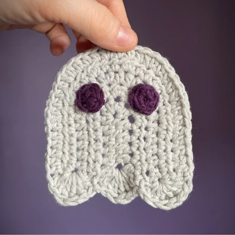 Easy Halloween Crochet, Halloween Crochet Patterns Free, Free Halloween Crochet Patterns, Free Halloween Crochet, Crochet Halloween Patterns, Crochet Christmas Garland, Ghost Crochet, Crochet Ghost, Crochet Appliqué