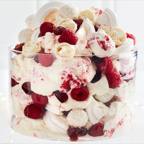 Pavlova Trifle, Christmas Pavlova, Trifle Dessert Recipes, Perfect Christmas Dessert, Christmas Trifle, Glace Cherries, Trifle Bowl, Christmas Recipes Easy, Eton Mess