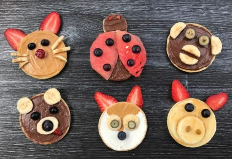 If your kids love pancakes, they are going to adore these animal pancakes! So easy and just so cute. These pancakes are perfect for your little animals. Pancake Animals, Animal Pancakes, Bento Snacks, Pancake Face, Toast Art, Fun Pancakes, Kids Pancakes, Pancakes Pancakes, Holiday Lunch