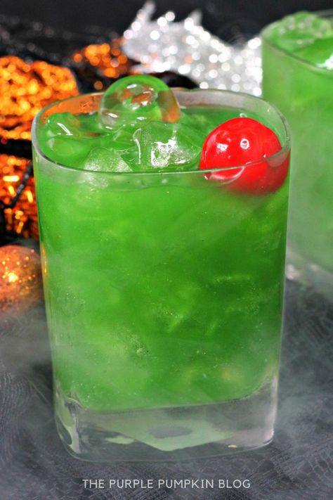 Midori Halloween Drinks, Green Vodka Cocktails, Green Alcoholic Drinks, Witch Cocktail, Cocktail With Vodka, Green Cocktails, Drinks Vodka, Halloween Punch Recipes, Halloween Party Drinks