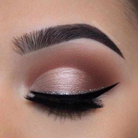 Eyeliner Trends, Light Pink Eyeshadow, Glitter Eyebrows, Teknik Makeup, Party Eye Makeup, Make Up Designs, Smink Inspiration, Valentines Makeup, Hooded Eye Makeup