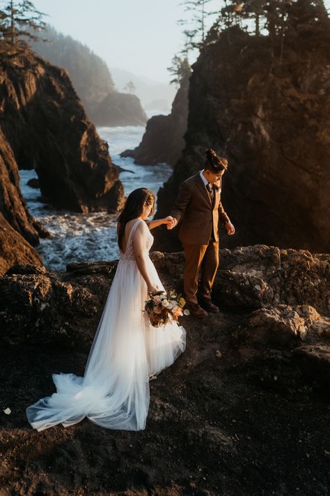 Henry Tieu Photography, Henry Tieu, Coastal Elopement, Oregon Coast Elopement, Oregon Coast Wedding, Elopement Weddings, Dinner Reception, Coast Elopement, Wedding Vow Books