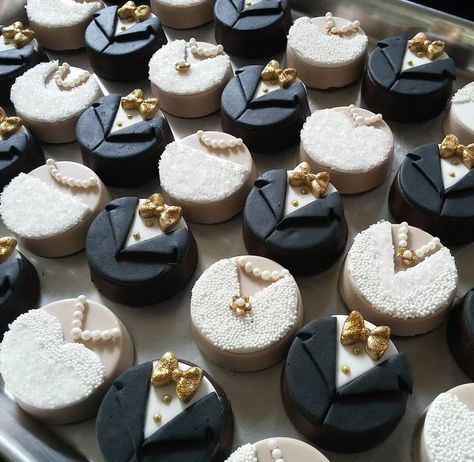 Bride & Groom Covered Oreos Bride And Groom Oreos, Wedding Chocolate Covered Oreos, Wedding Treats Desserts, Wedding Oreos, Chocolate Covered Oreos Wedding, Bride And Groom Cake Pops, Wedding Chocolate Decoration, Bridal Shower Chocolate, Cake Pucks