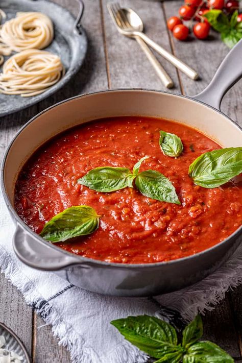 Sugo di Pomodoro (Classic Italian Tomato Sauce Recipe) Italian Pomodoro Sauce, Best Pomodoro Sauce, Fresh Pomodoro Sauce, Sugo Sauce Recipe, Italian Tomato Sauce Recipe, Sugo Sauce, Sugo Recipe, Tomato Sauce Recipes, Pomodoro Sauce Recipe